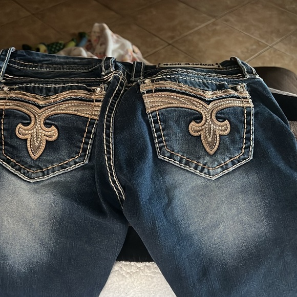 Size 29 rock revival capris never worn I bought them there to big - Picture 3 of 4